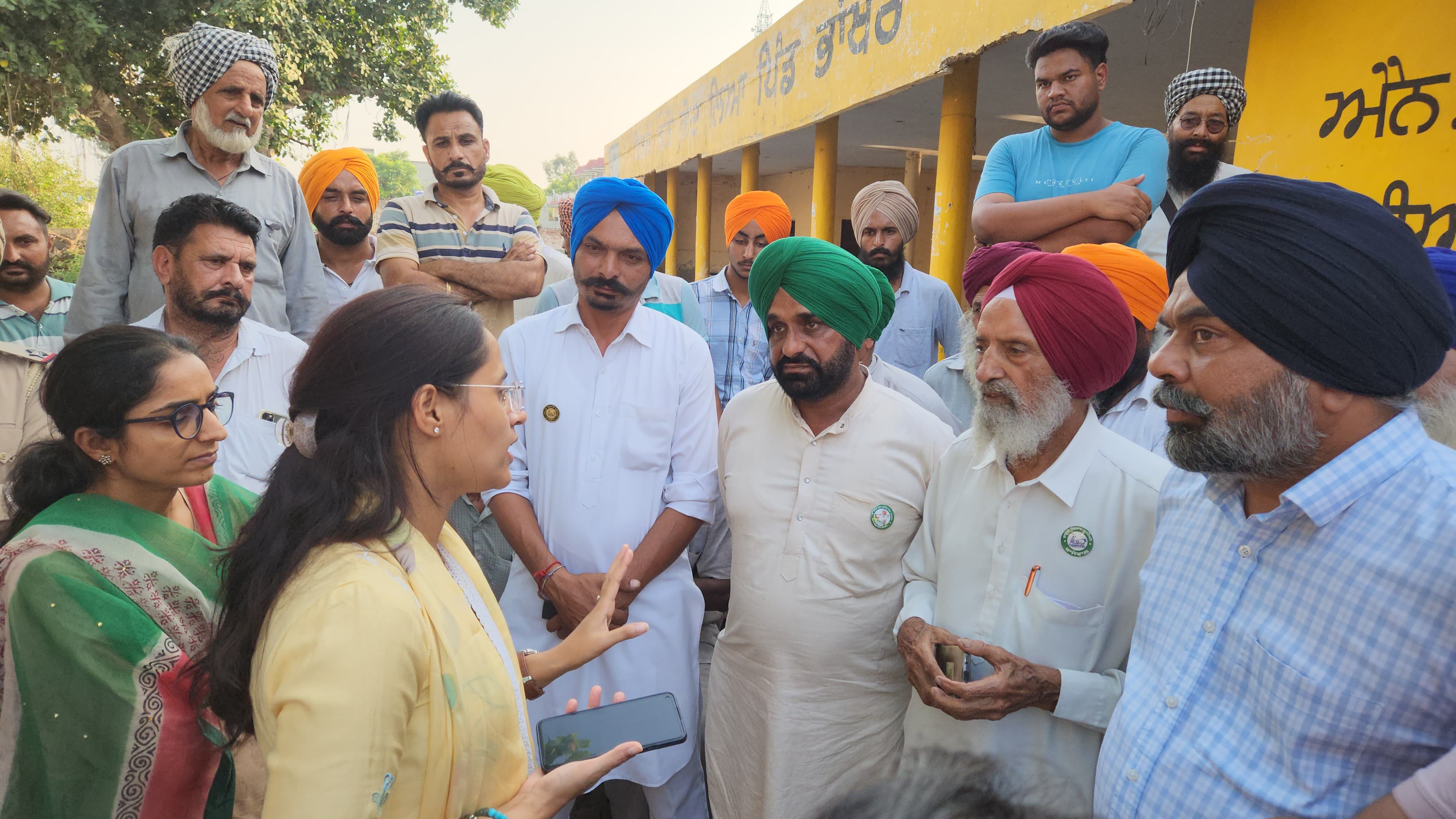 DC Preeti Yadav reached Bhankhar, Dakala and Devinagar to motivate the farmers